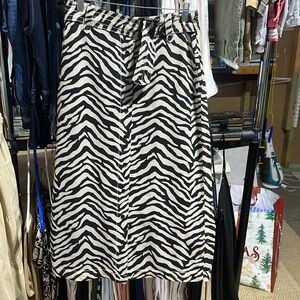 Super cute Reissue skirt. Size 4P. NWT.